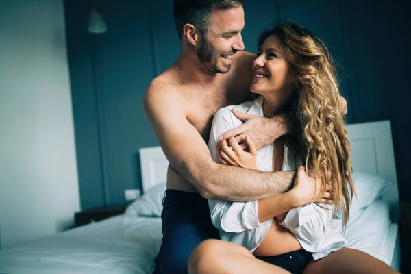 Attraktives Junges Paar Teilt Intime Momente Schlafzimmer — Stockfoto