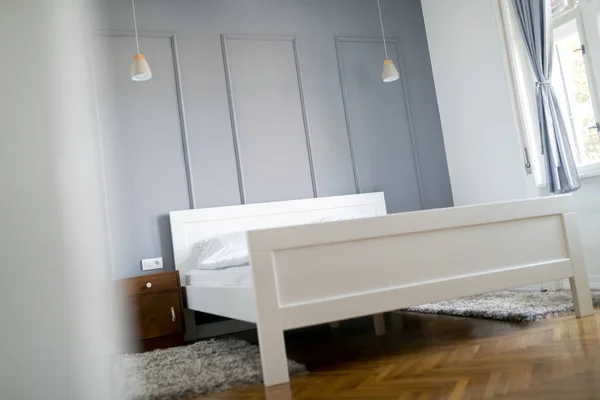 Dormitorio Colores Claros Suaves Gran Cómoda Cama Doble Pequeña Elegante —  Fotos de Stock
