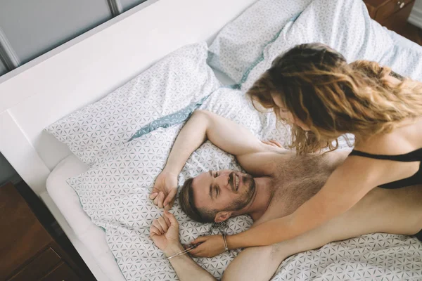 Passionné Beau Couple Dans Chambre Coucher Jouissant Préliminaires — Photo