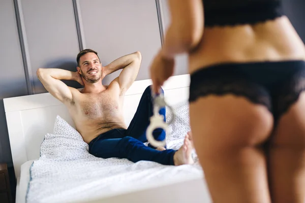 セクシーな女性の彼女の恋人との寝室でセックスの準備 — ストック写真