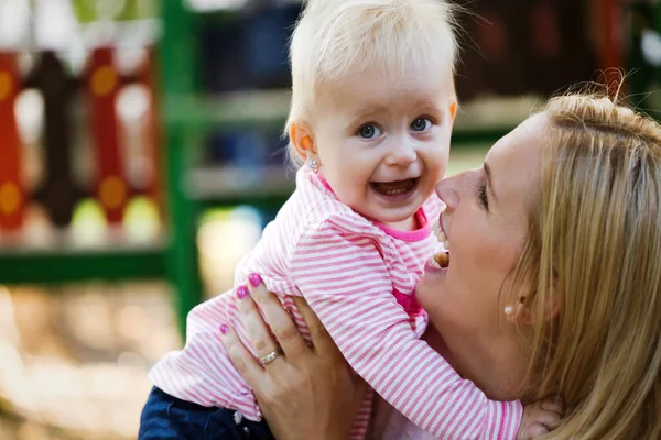 Klein Meisje Haar Mooie Jonge Moeder Spelen Het Park Speeltuin — Stockfoto