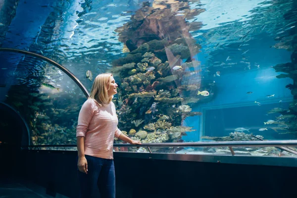 Mooie Vrouw Het Aquarium Kijken Van Vis — Stockfoto