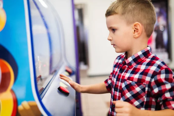 Criança Brincando Máquina Jogo Crianças Parque Diversões — Fotografia de Stock