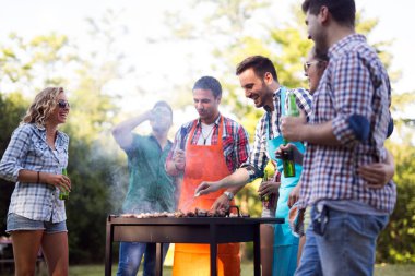 Mutlu arkadaşlar barbekü partisinin tadını çıkarıyor.