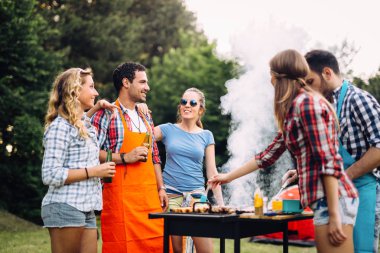 Mutlu arkadaş açık havada Barbekü eğleniyor