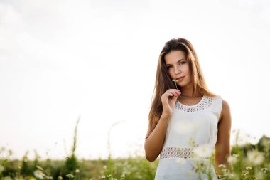 Genç, güzel, mutlu bir kadın doğada vakit geçiriyor.