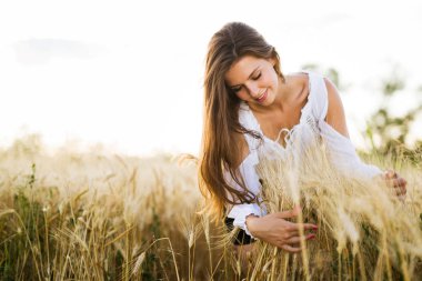 Genç, güzel, mutlu bir kadın doğada vakit geçiriyor.
