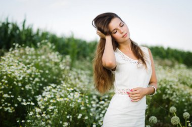 Genç, güzel, mutlu bir kadın doğada vakit geçiriyor.