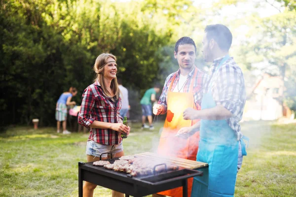 Osoby posiadające grill party — Zdjęcie stockowe