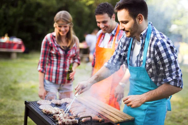 Lidé mají bbq party — Stock fotografie