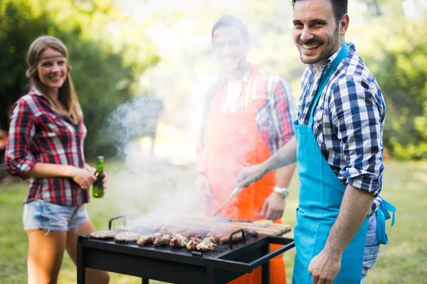 Personer med bbq-fest – stockfoto