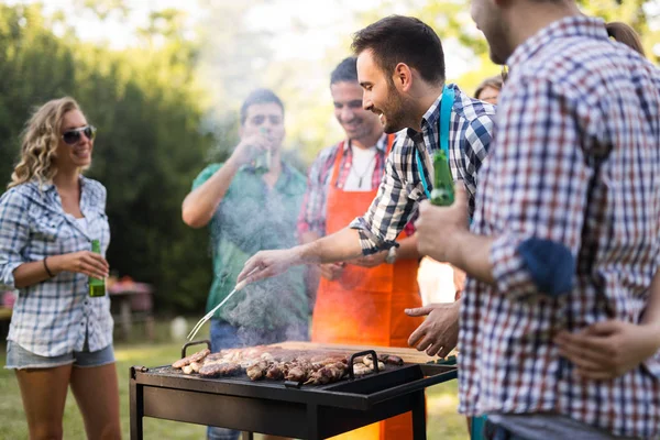 Felice Amici Godendo Barbecue Partito All Aperto — Foto Stock