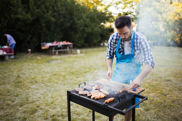 Knappe Gelukkig Man Barbecue Buitenshuis Voorbereiden Met Vrienden — Stockfoto