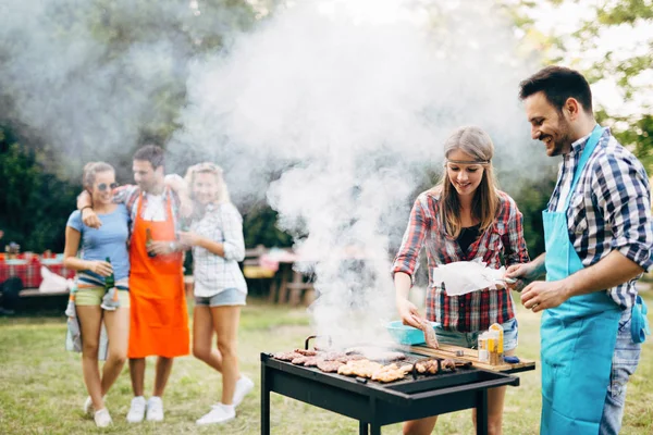 Amigos Felizes Desfrutando Churrasco Festa Livre — Fotografia de Stock