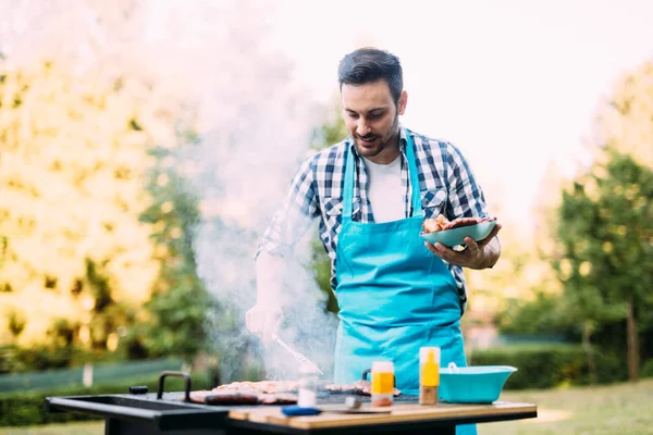 Hermoso Macho Feliz Preparando Barbacoa Aire Libre Para Amigos — Foto de Stock