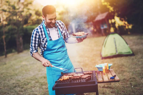 Knappe Gelukkig Man Barbecue Buitenshuis Voorbereiden Met Vrienden — Stockfoto