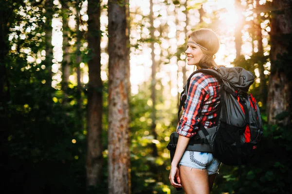 Porträt Der Hübschen Backpacker Frau Beim Wandern Wald — Stockfoto