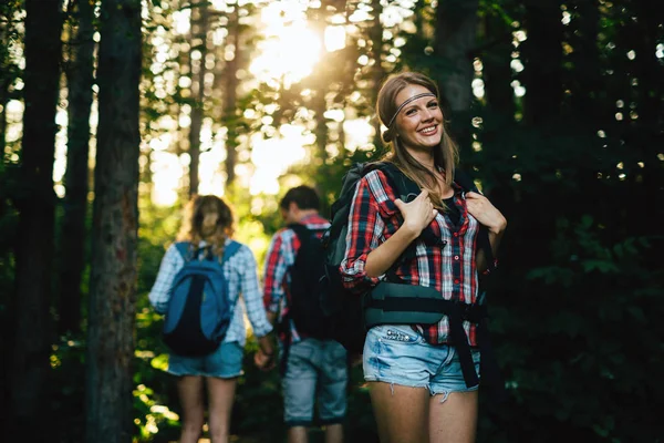 Amigos caminhadas na floresta — Fotografia de Stock