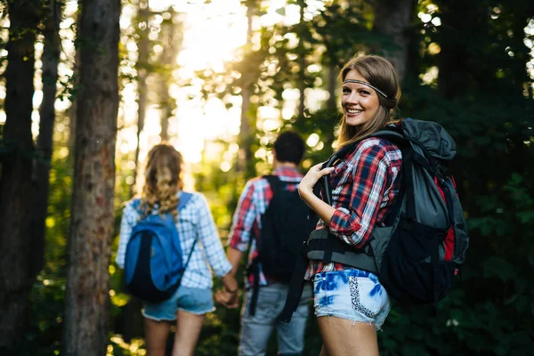 arkadaşlar ormanda hiking