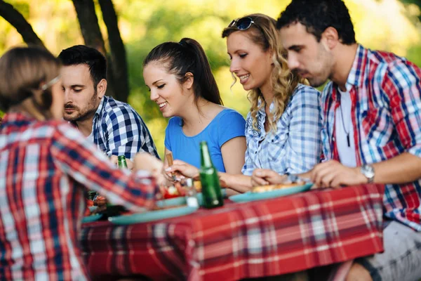 Amigos comer ao ar livre e se divertindo — Fotografia de Stock