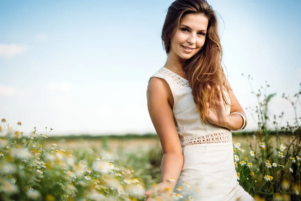 Joven Hermosa Mujer Feliz Pasar Tiempo Naturaleza —  Fotos de Stock