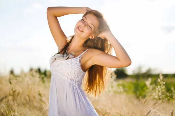 Jong Mooi Gelukkig Vrouw Besteden Tijd Natuur — Stockfoto