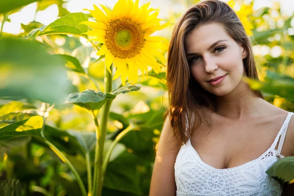 Jong Mooi Gelukkig Vrouw Besteden Tijd Natuur — Stockfoto