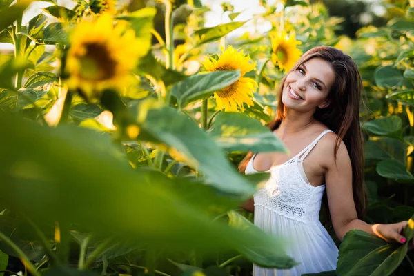 Young Beautiful Happy Woman Spending Time Nature — Stock Photo, Image