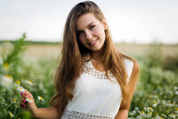Joven Hermosa Mujer Feliz Pasar Tiempo Naturaleza — Foto de Stock