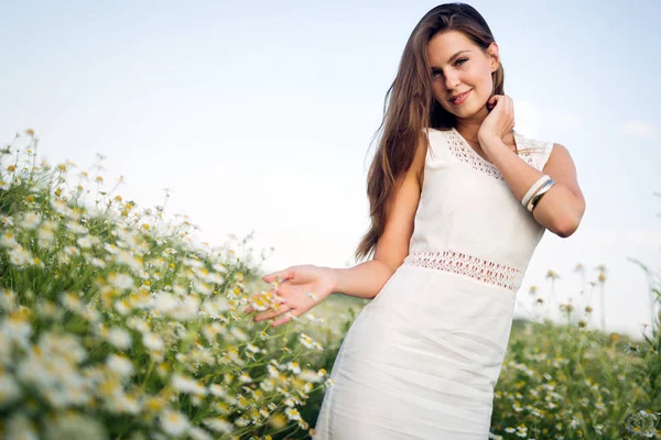 Genç, güzel, mutlu bir kadın doğada vakit geçiriyor.