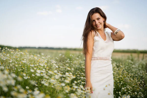 Genç, güzel, mutlu bir kadın doğada vakit geçiriyor.