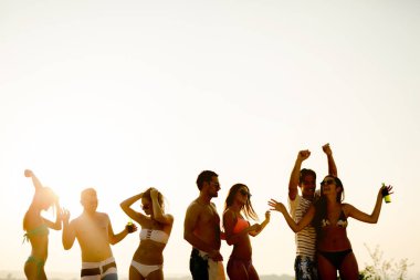 Bir grup insan yaz beach partide dans