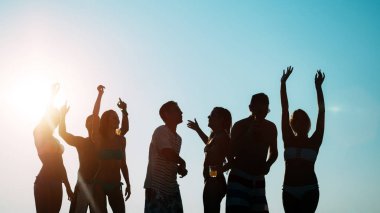 Bir grup insan yaz beach partide dans