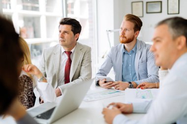 İş adamları gelecek planlarını tartışıyor