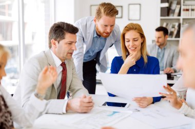 İş adamları gelecek planlarını tartışıyor