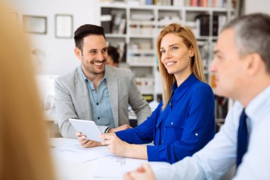 Ofiste çalışan iş adamları