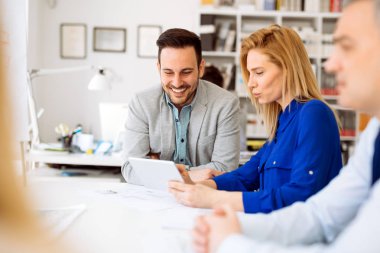 Ofiste beyin fırtınası başarılı genç iş ortakları