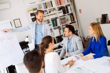 İş adamları gelecek planlarını tartışıyor