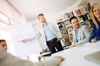 Ders ve beyaz yakalı arkadaşları için iş ofiste eğitim