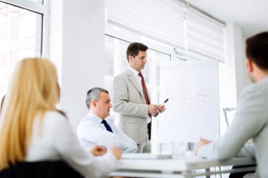 Ders ve beyaz yakalı arkadaşları için iş ofiste eğitim