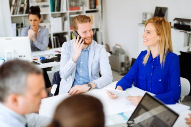 Toplantı ve modern ofiste beyin fırtınası iş