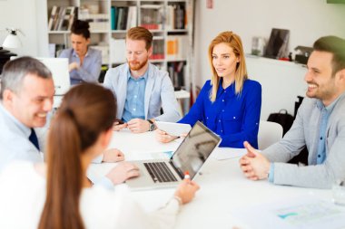 Toplantı ve yeni yeni fikirler tartışırken bir kurulu olan iş adamları