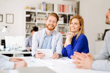 Ofiste çalışan bir şeyler ve iş adamları