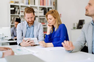 İş insanlar office işbirliği ve günlük rutin