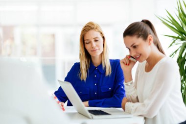 Telefonları ve mobil cihazlar kullanarak meşgul iş adamları