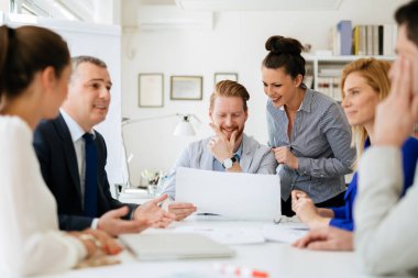 Toplantı ve yeni yeni fikirler tartışırken bir kurulu olan iş adamları
