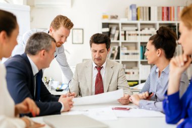 Toplantı ve yeni yeni fikirler tartışırken bir kurulu olan iş adamları