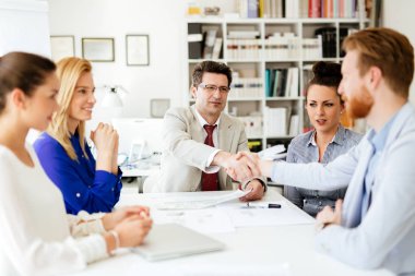 İş adamları bir yönetim kurulu toplantısı