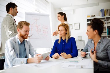 Ofiste işbirliği ve fikir paylaşımı iş adamları