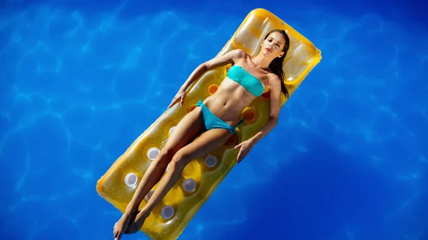 Exotische Schöne Frau Entspannen Beim Sonnenbaden Und Schwimmen Pool — Stockfoto